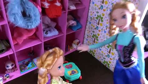 anna elsa anna elsa anna|Elsa and Anna toddlers go on holidays and pack their suitcases.